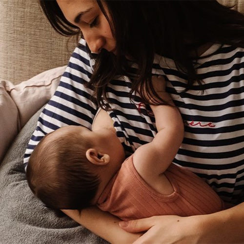 Bebé alimentándose de la leche materna de su mamá. - solucionesbanohub.compaña - 1