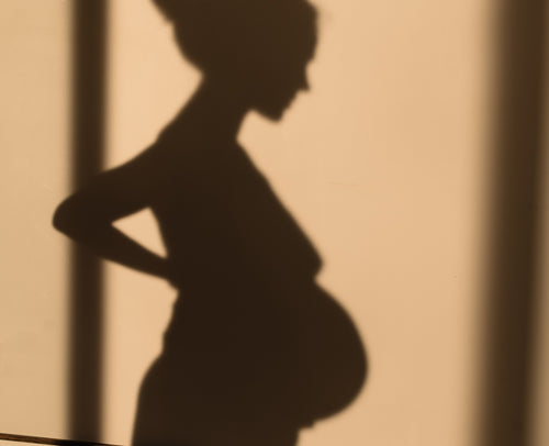 Sombra de una mujer embarazada. - solucionesbanohub.compaña - 1