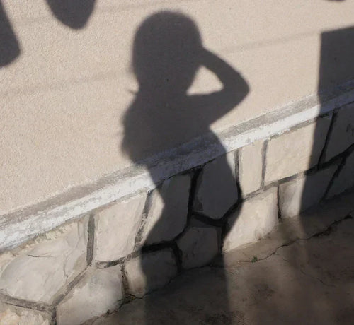 Mujer embarazada haciendo una fotografía a su sombra  - solucionesbanohub.compaña - 1