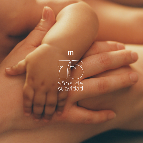 Manos de bebé y su mamá cruzándose y en medio el logo de Mustela de 75 años de suavidad. - solucionesbanohub.compaña - 1
