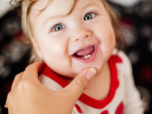 Bebé niña a que esta con el crecimiento de los dientes o proceso de dentición. - solucionesbanohub.compaña - 1