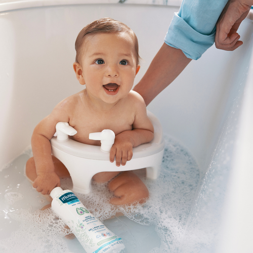 Bebé bañándose con productos de Mustela - solucionesbanohub.compaña - 1