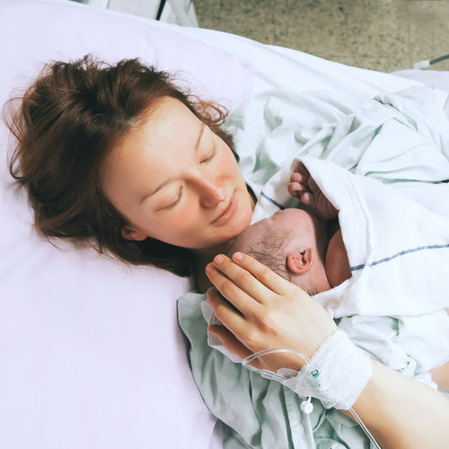 Una mujer acaba de ser madre y abraza a su bebé por primera vez - solucionesbanohub.compaña - 1