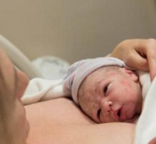 Una mamá abraza por primera vez a su bebé recién nacido y hacen piel con piel - solucionesbanohub.compaña - 1