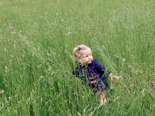 Niña caminando sobre el césped - solucionesbanohub.compaña - 1