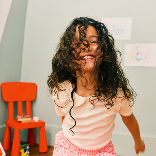 Cuidado del pelo largo en niños: rutina completa, peinados y trucos anti-nudos - solucionesbanohub.compaña - 1