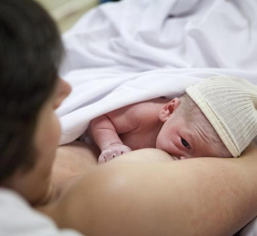 Una mamá da el pecho por primera vez a su hijo recién nacido por los beneficios del calostro - solucionesbanohub.compaña - 1