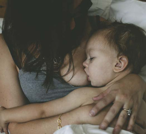 Lactancia materna: una bebé alimentándose del pecho se su madre. - solucionesbanohub.compaña - 1