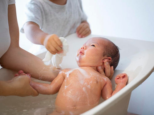 Madre sigue los consejos de Mustela para bañar a su bebé con piel atópica - solucionesbanohub.compaña - 1
