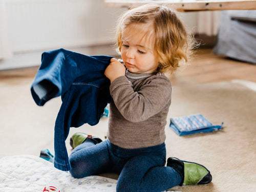 Una niña se viste con ropa adecuada para su piel atópica - solucionesbanohub.compaña - 1