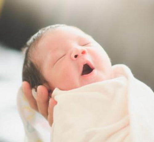 Un recién nacido dormido después de que lo hayan bañado con productos para la higiene para bebés Mustela - solucionesbanohub.compaña - 1