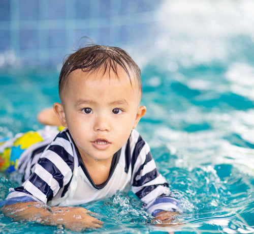 Bebé disfrutando en la piscina - solucionesbanohub.compaña - 1