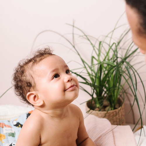 Bebé mirando a su mamá sonriendo - solucionesbanohub.compaña - 1