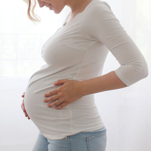 mama tocando su tripa sonriendo - solucionesbanohub.compaña - 1