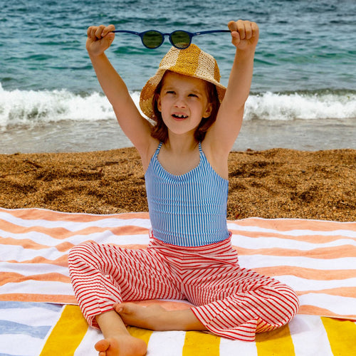 Cómo proteger los ojos del sol en bebés y niños sin complicarte - solucionesbanohub.compaña - 1
