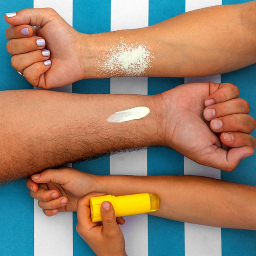 Brazo de una madre,  un padre y un niño aplicándose los diferentes productos de la gama solar de Mustela. - solucionesbanohub.compaña - 1