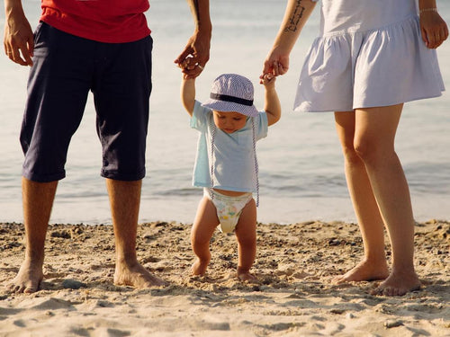 ¿Cómo proteger a tu bebé del sol? El bebé lleva gorrito y t-shirt - solucionesbanohub.compaña - 1