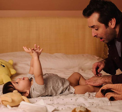 Papá cambiando el pañal sorprendido viendo que su bebé tiene dermatitis del pañal. - solucionesbanohub.compaña - 1