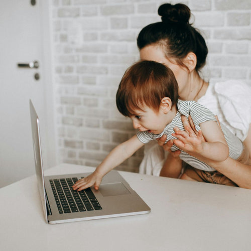 bebé tocando la pantalla del ordenador de sumadre - solucionesbanohub.compaña - 1
