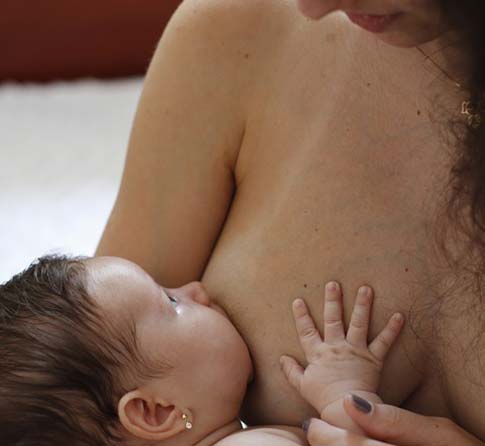 mamá amamantando a su bebé  - solucionesbanohub.compaña - 1