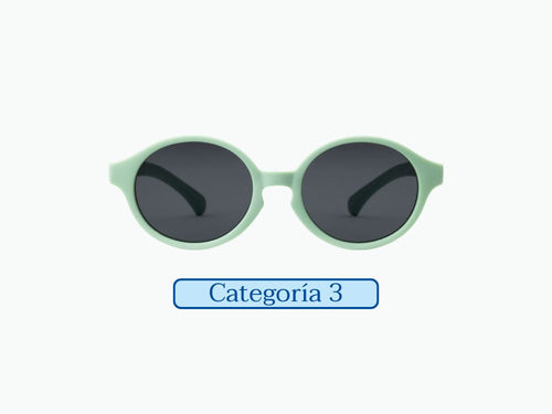 Gafas de sol de color verde y forma ovalada, modelo bebé aguacate 0-2 años de Mustela, hechas con materiales reciclados y con cristal polarizado de categoría 3 y protección UV400. - solucionesbanohub.compaña - 7