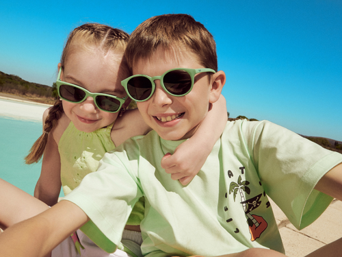 Gafas de sol Mustela para niños de 6 a 10 años de color verde. slider - solucionesbanohub.compaña - 2