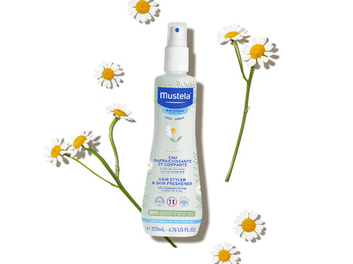 Bote de 200ml de agua para peinar refrescante con camomila bio de Mustela, ideal para cabello infantil - solucionesbanohub.compaña - 4