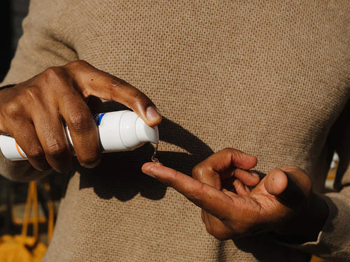 El bote de gel de árnica de Mustela tiene un dosificador fácil para aplicar la cantidad justa de producto en la mano - solucionesbanohub.compaña - 5