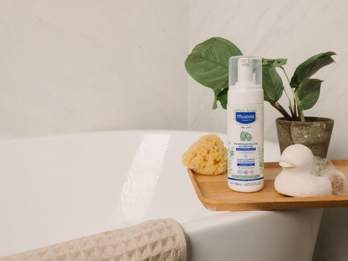 Bote de champú mousse de Mustela en la bañera de un baño familiar. - solucionesbanohub.compaña - 6