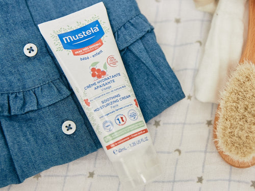 Bote de crema hidratante facial confort de Mustela junto con los enseres de viaje del bebé, formato ideal para llevar siempre encima.  - solucionesbanohub.compaña - 6