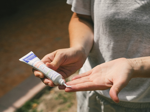 El envase de la crema Cicastela para piel irritada del bebé tiene un dosificador para aplicar la cantidad justa en el dedo. - solucionesbanohub.compaña - 5