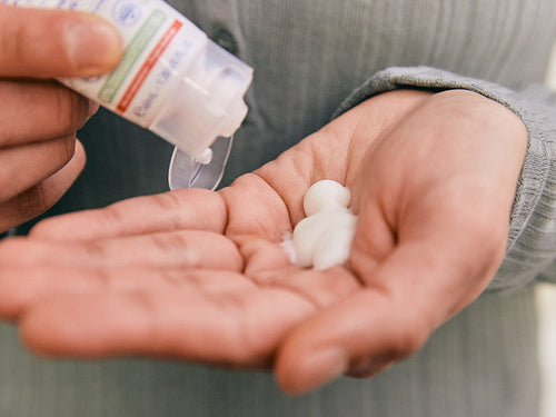 Padre se pone un poco de crema hidratante facial confort en la mano para aplicar en el rostro del bebé con piel sensible - solucionesbanohub.compaña - 3