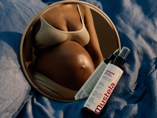Mujer embarazada que usa el cuidado esencial Mustela. - solucionesbanohub.compaña - 5