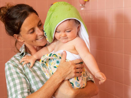 Capa de baño para bebé con capucha - solucionesbanohub.compaña - 2