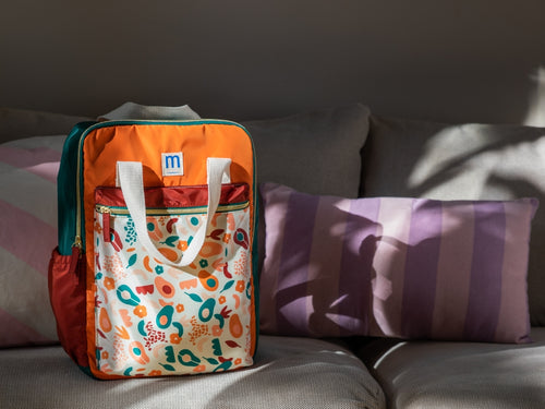 Mochila Family adventures de Mustela sobre un sofa - solucionesbanohub.compaña - 5