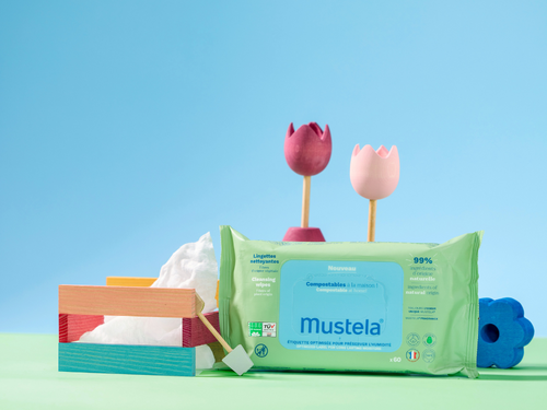 Toallitas compostables de Mustela junto con un cubo, una pala y unos tulipanes en formato miniatura y de colores. - solucionesbanohub.compaña - 2