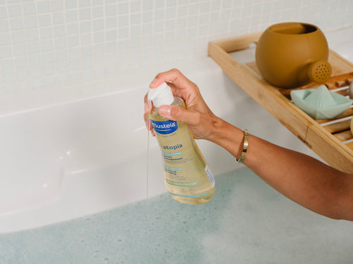 El aceite de baño y ducha Mustela Stelatopia para pieles atópicas también se puede añadir directamente en el baño - solucionesbanohub.compaña - 6