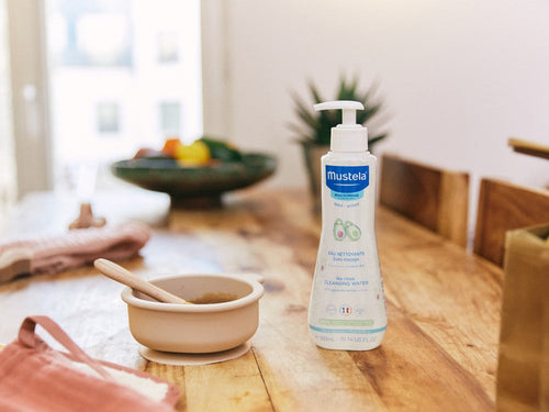 Mesa familiar con un bote de agua micelar de bebé Mustela para limpiar cara, cuerpo y zona del pañal - solucionesbanohub.compaña - 5