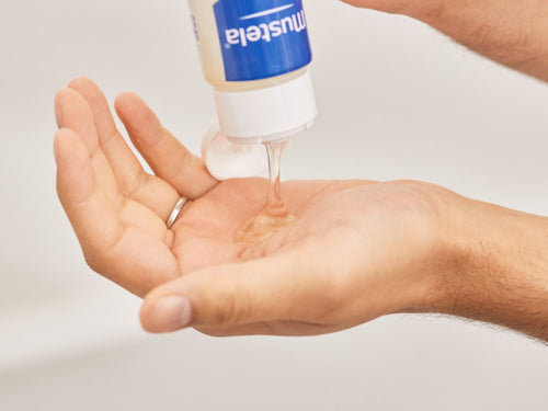 El bote de champú suave de Mustela tiene un dispensador fácil para aplicar el gel en la mano en la cantidad justa. - solucionesbanohub.compaña - 6