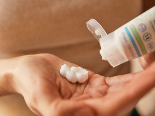 Bote de crema facial para bebé de Mustela con dosificador fácil para coger la cantidad justa en la mano  - solucionesbanohub.compaña - 5