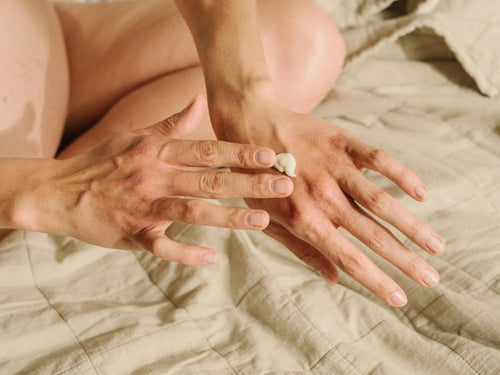 La textura de la crema Stelatopia+ es ideal para calmar las sensaciones de picor causadas por la dermatitis atopica. - solucionesbanohub.compaña - 9