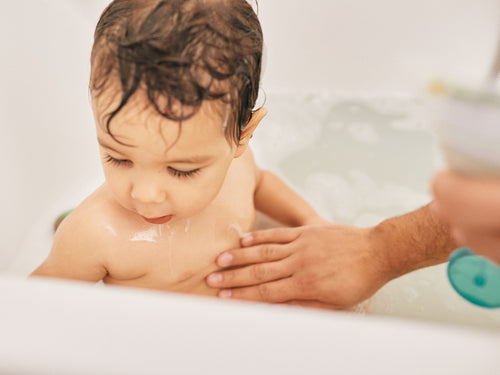 Un padre da el baño a su niño usando el gel de baño y ducha Stelatopia de Mustela - solucionesbanohub.compaña - 5