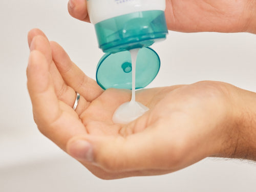 Madre utiliza el dosificador del bote de gel de baño Stelatopia para aplicar la cantidad justa de producto para dermatitis atópica en sus hijos. - solucionesbanohub.compaña - 9