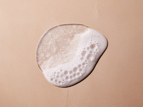 El gel de baño suave Mustela tiene una textura agradable con ligera espuma al aplicar en el cuerpo del bebé. slider - solucionesbanohub.compaña - 4