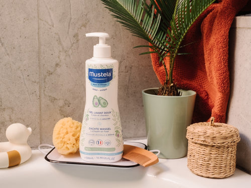 El gel de ducha suave de Mustela en tu baño listo para ser usado por toda la familia, gracias a su fórmula con aguacate bio - solucionesbanohub.compaña - 8