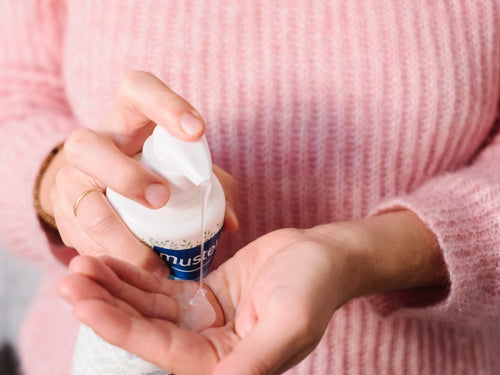 El gel de ducha suave mustela con dosificador aplica la cantidad adecuada para la piel de tu bebe - solucionesbanohub.compaña - 7