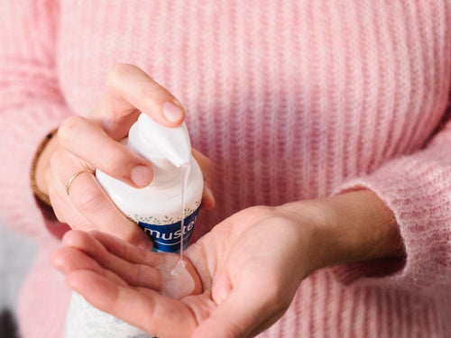 El gel de ducha suave mustela con dosificador aplica la cantidad adecuada para la piel de tu bebe - solucionesbanohub.compaña - 3