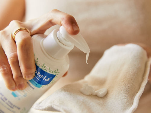 Madre aplica la leche limpiadora de Mustela en una toallita en la cantidad justa gracias a su dosificador - solucionesbanohub.compaña - 5