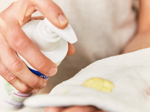 Una mamá aplica linimento de Mustela en una toallita antes de limpiar la zona del pañal de su bebé - solucionesbanohub.compaña - 8