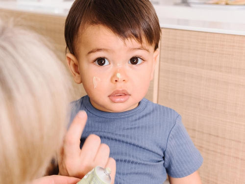 Una mamá aplica bálsamo universal con extracto de aguacate Mustela en la cara de su bebé - solucionesbanohub.compaña - 6